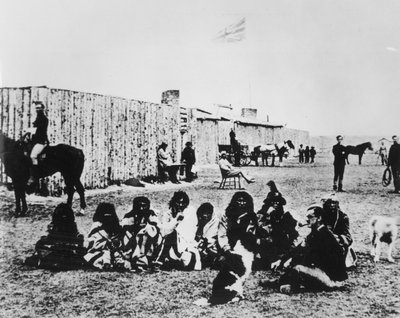 1876 年在卡尔加里堡的西北骑警（黑白照片） 作者 美国摄影师