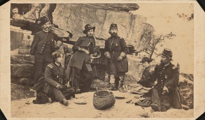 "吉尔里将军的部分参谋。拍摄于圣诞节的瞭望山顶"，1863 年（照片） 作者 美国摄影师