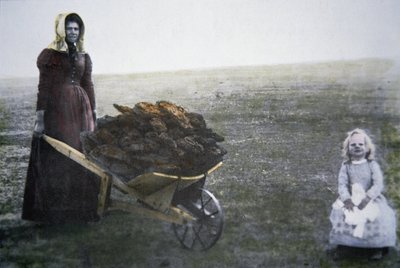收集牛粪的女先锋，堪萨斯州，约1880年（彩色照片）。 作者 美国摄影师