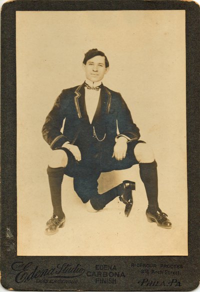 Francisco Lentini（1881-1966）的肖像，三脚男子 作者 美国摄影师