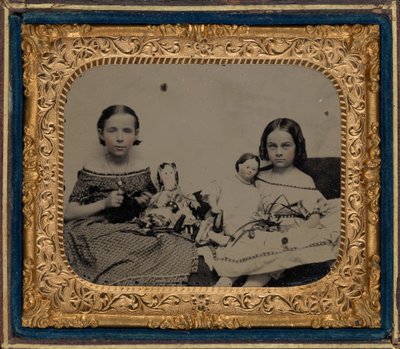 两个女孩与洋娃娃的肖像，约 1860 年（照片1860 年（照片） 作者 美国摄影师