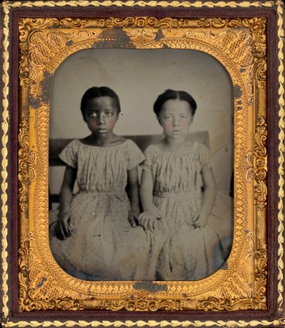 两个女孩的肖像，约 1860 年1860 年（照片） 作者 美国摄影师