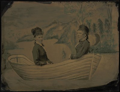 船中两位女士的肖像，1880 年代（照片） 作者 美国摄影师