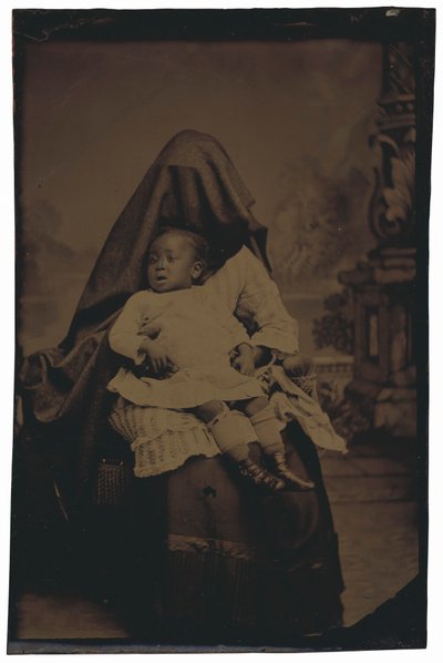 隐藏的妇女和儿童肖像》，约 1875 年（照片1875 年（照片） 作者 美国摄影师
