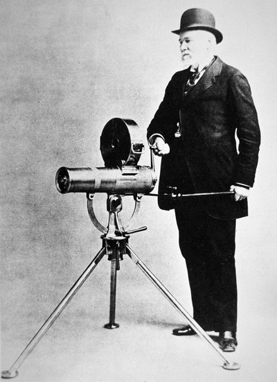 理查德-J-加特林与1893年的斗牛犬模型（黑白照片）。 作者 美国摄影师
