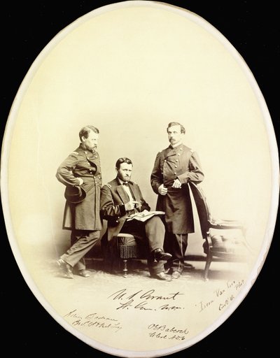 1865年，身着军装的尤利西斯·S·格兰特（Ulysses S. Grant）及其助手奥维尔·巴布科克（Orville E. Babcock）和亚当·巴多（Adam Badeau）的签名照片 作者 美国摄影师