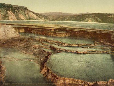 黄石国家公园猛犸热泉高峰盆地，约1898年（照相馆）。 作者 美国摄影师