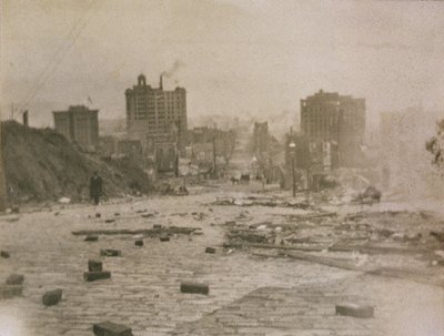 旧金山地平线的看法与烟的从地震造成的火，1906年 作者 美国摄影师