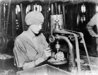 1914年第一次世界大战期间，在宾夕法尼亚州东匹兹堡的Westinghouse Electric＆Mfg。公司，妇女在雷管管孔和填充孔手钻 作者 美国摄影师