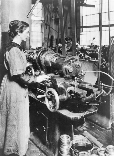 工作在内部螺纹铣床，Norton Grinding Co.，马萨诸塞州伍斯特的妇女，在第一次世界大战期间，1914-18 作者 美国摄影师