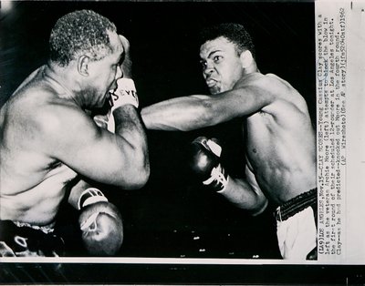 年轻的卡西乌斯·克莱（Casius Clay）在洛杉矶首轮对阵老兵阿奇·摩尔（Archie Moore）的比赛中左路得分 作者 美国摄影师