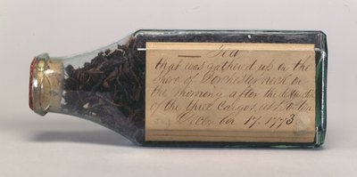 波士顿茶会茶叶在一个玻璃瓶中，收集于TM Harris，Dorchester Neck，1773年12月 作者 美国学校