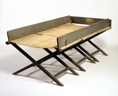 Camp Bed据说已被Valley Forge的乔治·华盛顿使用，c.1777-85（木头，帆布和铁） 作者 美国学校