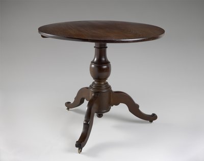 中心表，c。 1850-1870年（黑胡桃木） 作者 美国学校