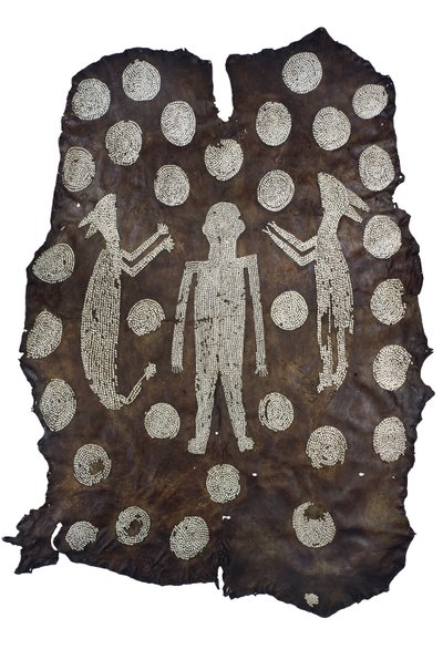 来自弗吉尼亚州的北美印第安人首席Powhatans Mantle，16世纪末至17世纪初（带有贝壳图案的鹿皮） 作者 美国学校