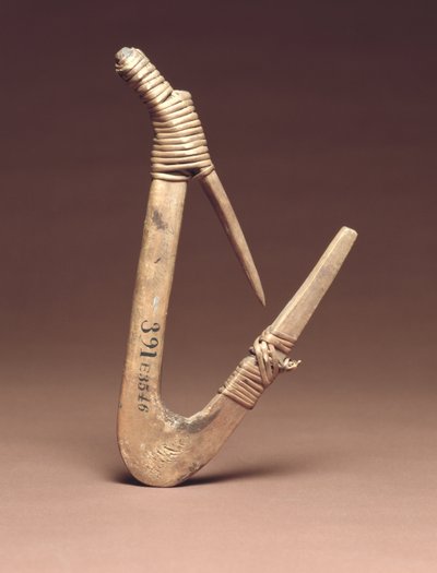 比目鱼钩，约 1800 年（木材和云杉根） 作者 美国学校