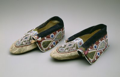 莫卡辛鞋，Chippewa，约 1835 年（鹿皮、玻璃珠、棉、丝织物和缎带） 作者 美国学校