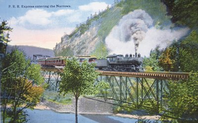 宾夕法尼亚州铁路快车进入马里兰州坎伯兰的狭道的明信片，约1910年（彩色平印）。 作者 美国学校