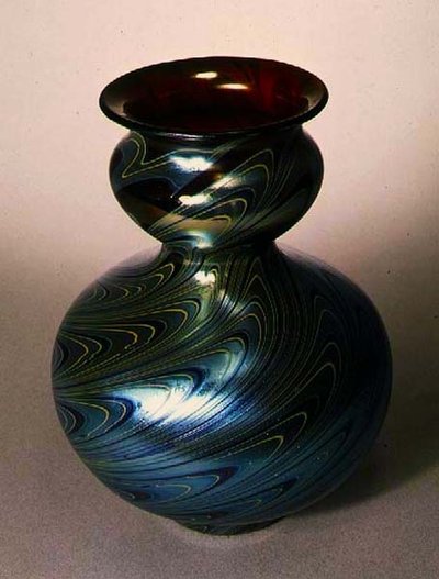 蒂芙尼双瓜形花瓶，纽约，约1890年（玻璃）。 作者 美国学校