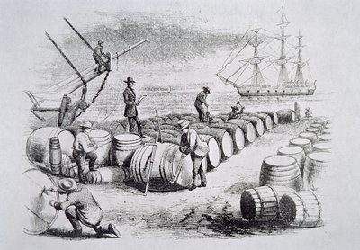 捕鲸者在桶中测油，来自《美国捕鲸业》，约1850年（雕刻）。 作者 美国学校