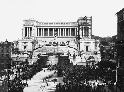 1922年11月4日，法西斯在罗马的祖国祭坛举行纪念无名战士的庆典（黑白照片）。 作者 安德森安德森