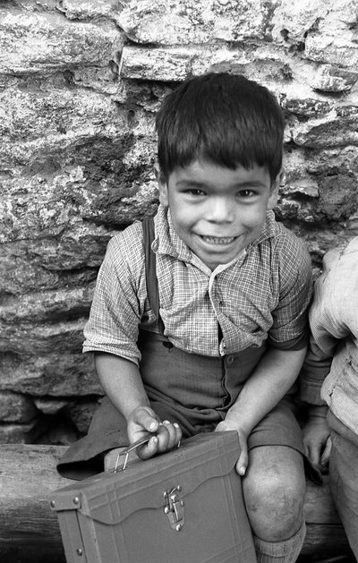 拿着门禁卡进入学校的婴儿, Melissa 作者 