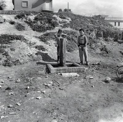 孩子们到村里的丰塔纳 作者 