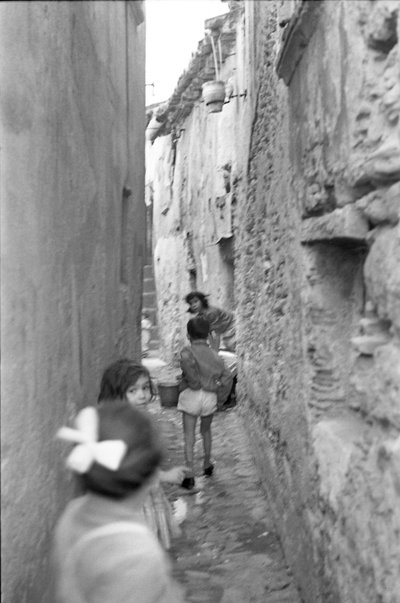 克罗托内 - 在街上洗衣服 作者 