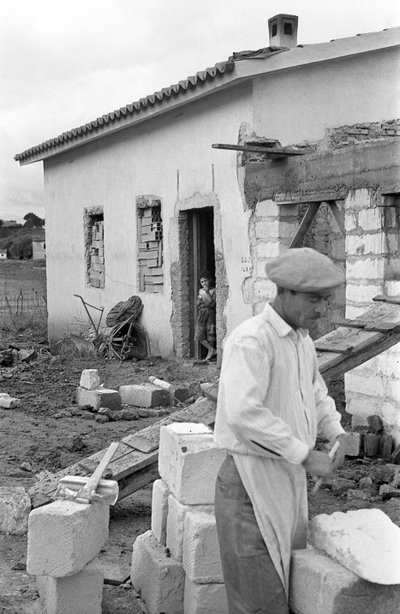 Crotone countryside - house under construction、 作者 