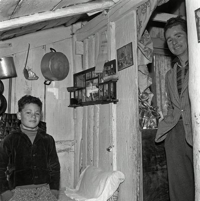 房间劳动者、 作者 