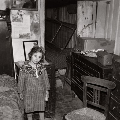 拿着面包的悲伤女孩 作者 