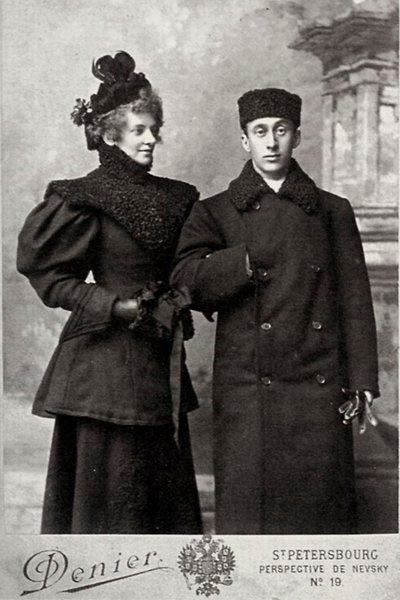 俄国诗人齐纳达·吉皮乌斯（Zinaida Gippius），与艺术史学家阿基姆·沃伦斯基（Akim Volynsky）一起，摄于c1890-c1894。 作者 安德烈·丹尼尔（Andrei Deniere）