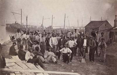 弗吉尼亚州亚历山大市军需官码头的劳动者，1863-65年。 作者 安德鲁·约瑟夫·拉塞尔。