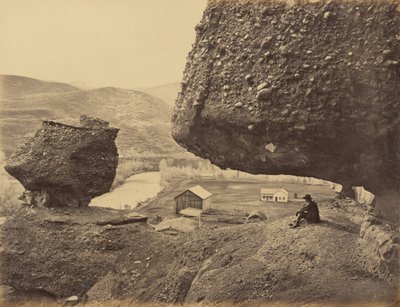 图版 32.回声坎脚下的悬岩，1869 年（照片） 作者 安德鲁·约瑟夫·拉塞尔