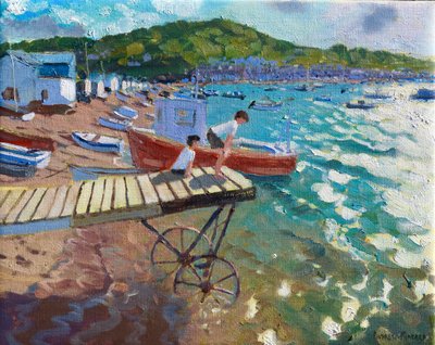 登陆舞台上的两个男孩，Teignmouth，201516， 作者 安德鲁·马卡拉（Andrew Macara）