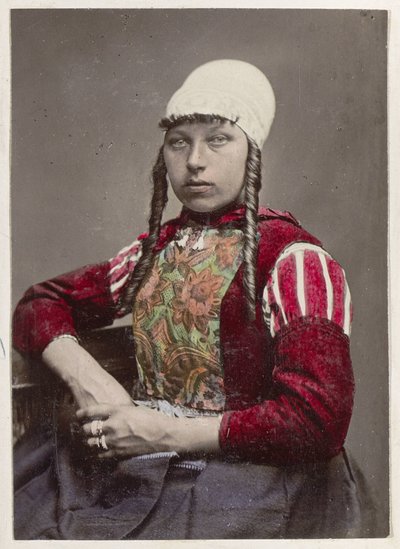 身着马肯服装的女性肖像
Holländska Skönheter！(物品上的标题） 作者 安德里斯·雅格