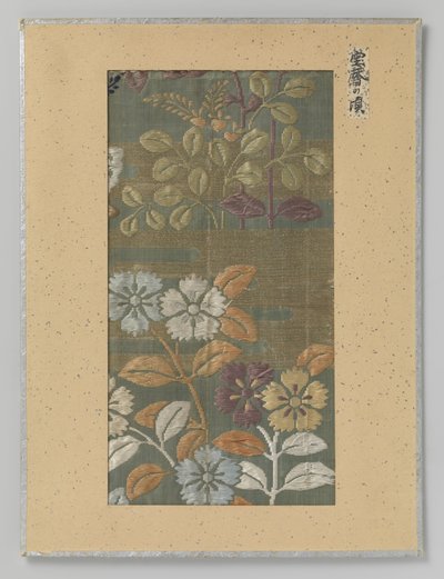 纺织品碎片，用叽里金金线绣花朵和云朵 作者 无名氏