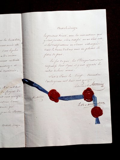 1815年法国与联盟国之间的条约第12条。由黎塞留公爵阿曼德-伊曼纽尔-德-维格罗-杜-普莱西（1766-1822）签署的第二份巴黎条约：该条约预见了奥地利、英国、普鲁士和俄罗斯之间的合作i 作者 匿名匿名