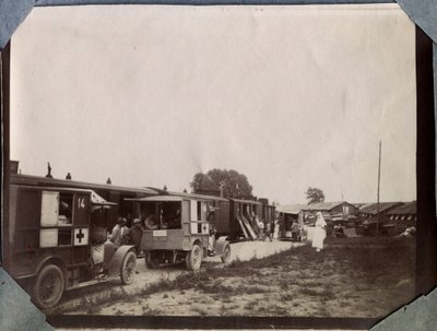 1914-1918年的第一次世界大战。法国红十字会护士在法国下诺曼底（Lower Normandy）英吉利海峡的圣吉尔（Saint-Gilles）站为士兵接种疫苗。1917年6月匿名摄影。私人收藏，斯特拉。 作者 匿名匿名