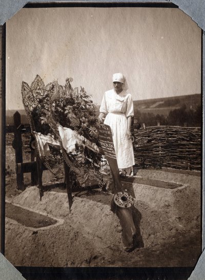 1914-1918年第一次世界大战：穿着上衣的护士（特蕾莎-帕维洛？）在法国下诺曼底（Basse-Normandie）曼什（Manche）的库维尔（Couville）为21岁的法国飞行员中士鲁克斯扫墓。匿名照片，1917年7月。私人收藏，斯特尔 作者 匿名匿名