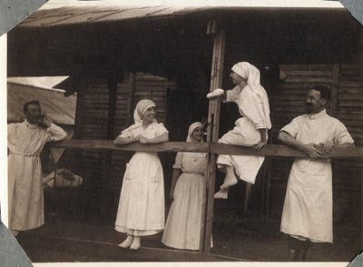 1914-1918年第一次世界大战：护士和医生穿着上衣在法国下诺曼底（Basse Normandy）曼什的库维尔（Couville）交谈。1917年7月的匿名照片。私人收藏，斯特拉。 作者 匿名匿名