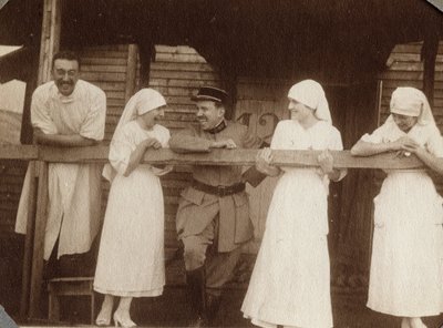 1914-1918年第一次世界大战：在法国下诺曼底（Lower Normandy）曼什（Manche）的库维尔（Couville），穿着上衣的护士和医生与一名法国士兵交谈。1917年7月的匿名照片。私人收藏，斯特拉。 作者 匿名匿名