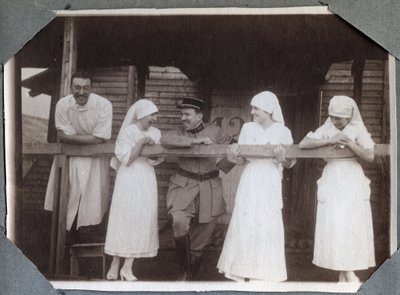 1914-1918年第一次世界大战：在法国下诺曼底（Lower Normandy）曼什（Manche）的库维尔（Couville），穿着滑稽上衣的护士与士兵和医生在一起。1917年7月的匿名照片。私人收藏，斯特拉。 作者 匿名匿名