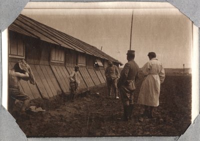 1914-1918年第一次世界大战：在法国下诺曼底（Lower Normandy）英吉利海峡的库维尔（Couville）营地的边缘寻找人头。匿名摄影 1917年5月。私人收藏，斯特拉。 作者 匿名匿名