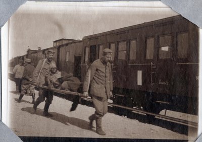First World War 1914-1918: soldier wounds and stretchers in a station in the English Channel, Lower Normandy (Lower Normandy), France. Anonymous photography May 1917. Private collection, Stella. 作者 匿名匿名