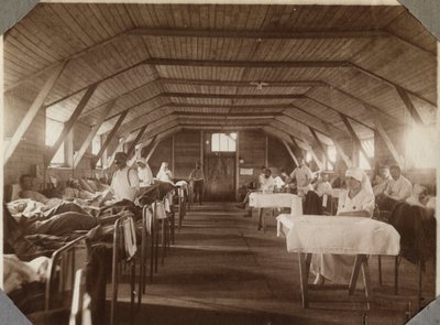 1914-1918年第一次世界大战：法国红十字会（red cross）的伤员和护士，法国下诺曼底（Lower Normandy）英吉利海峡的库维尔营地。1917年7月的匿名照片。私人收藏，斯特拉。 作者 匿名匿名