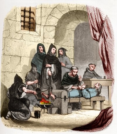 15世纪西班牙的宗教裁判所。勃艮第的玛丽（1457-1482）被指控为犹太人，被（圣人）阿尔布斯的彼得（佩德罗）（1441/1442-1485），西班牙的审问者折磨：他正在烧他的脚。在 "宗教裁判所之谜 "中的插图。 作者 匿名匿名