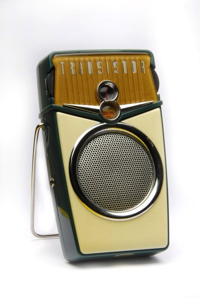 静态的TRANSISTOR RADIO或POCKET RADIO或TRANSISTOR PORTABLE RADIO。 作者 匿名匿名