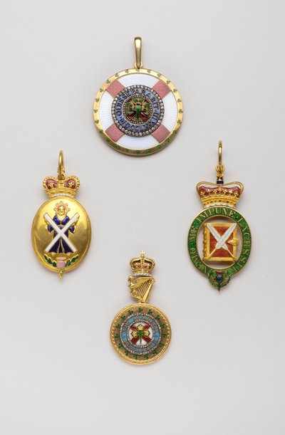 United Kingdom - Order of Thistle - Left: Insignia of herald of Scottish weapons, this insignia is not exclusively linked to the Order of Thistle, Middle of the 18th century, Gold and Emals, H 7 cm; w 3.8 cm; weight: 36 g - Right: insignia of dean of the O 作者 匿名匿名