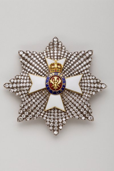 United Kingdom - Royal Order of Victoria: plaque of knight Grand Cross - End XIX century - Gold, silver, diamonds, emerald, rubies and emals - D 7.9 cm; weight: 56 g - Private collection 作者 匿名匿名